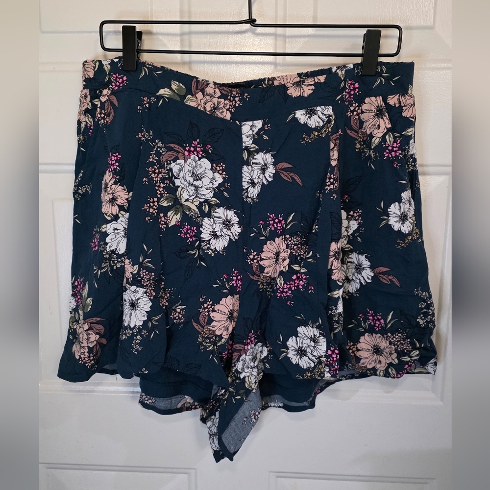 NWT Torrid Floral Rayon Shorts Size 0 - Picture 1 of 5